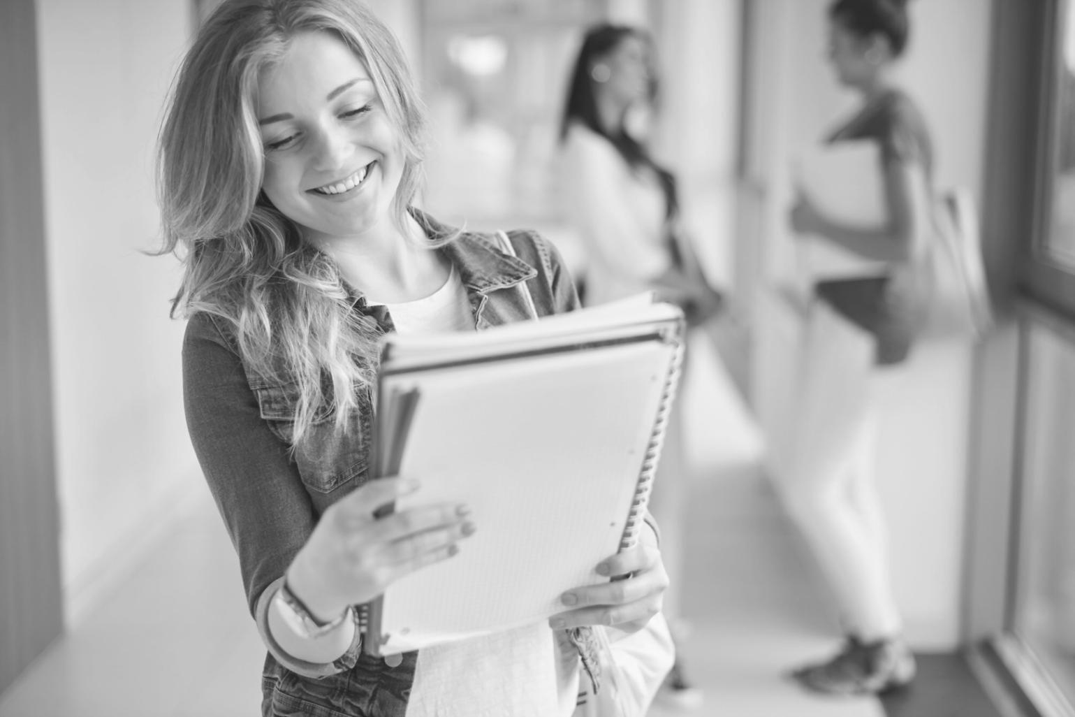 Personne analysant ses finances avec une calculatrice et des graphiques